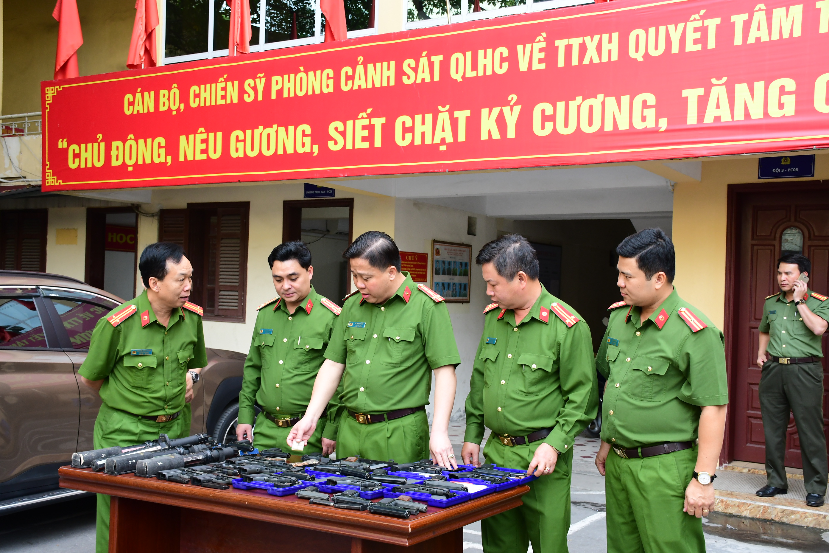 Khen thưởng Phòng Cảnh sát quản lý hành chính về trật tự xã hội vận động thu hồi 15 khẩu súng công cụ hỗ trợ